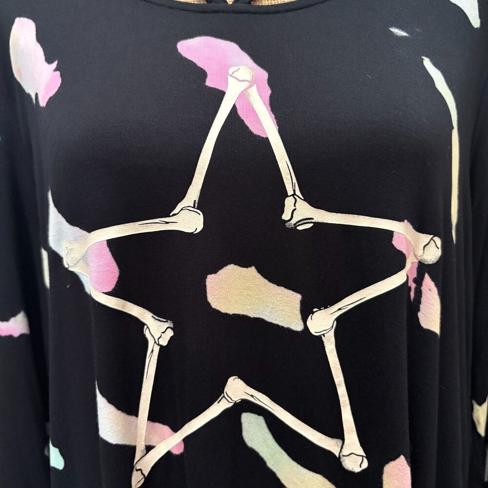 Torrid Lovesick Supersoft Strappy Tee Black Tie Dye Skeletal Star Plus Size 2X‎ - Picture 2 of 6